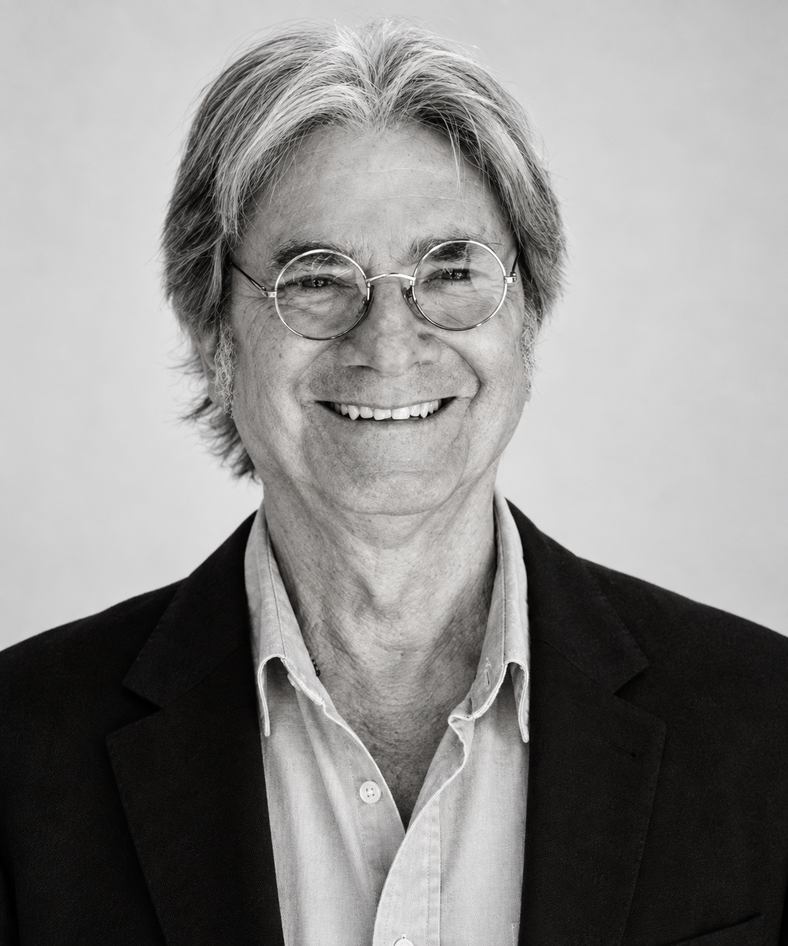 Alberto Eduardo Fonticelli sonriente en blanco y negro